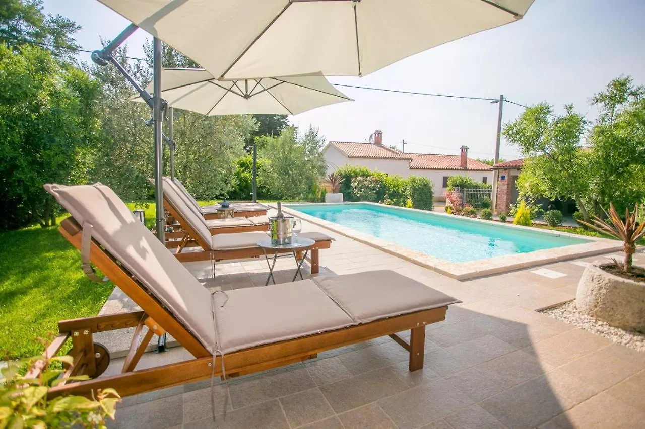 Comfortable Villa Marinela With Pool And Garden Tar-Vabriga