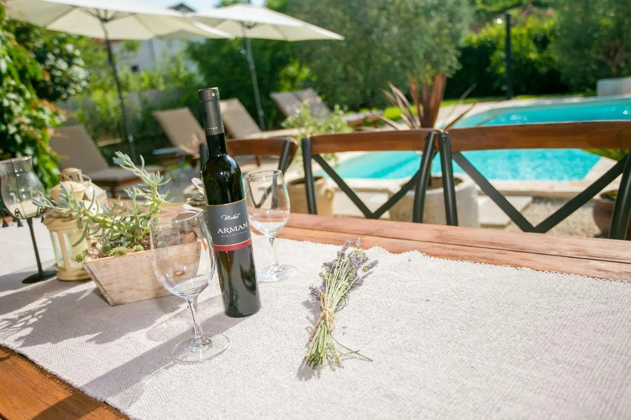 Comfortable Villa Marinela With Pool And Garden Tar-Vabriga